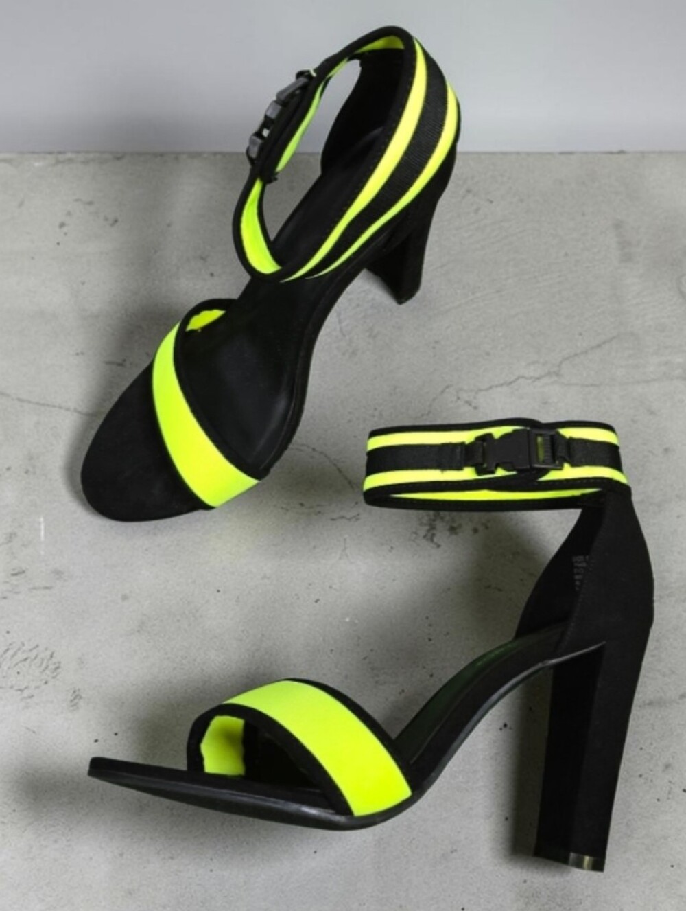 Hot Tomato Fever Bright Neon Green Strappy Ankle Buckled Pumps Size 9.5 Wide